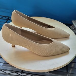 9.5 sz 41 Vivaia Stella 2.0 Nude Pointed Toe Kitten Heels Cream Tan Slip on NWOT